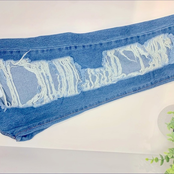 NWT FASHIONNOVA Distressed Boyfriend Jeans - Picture 7 of 7